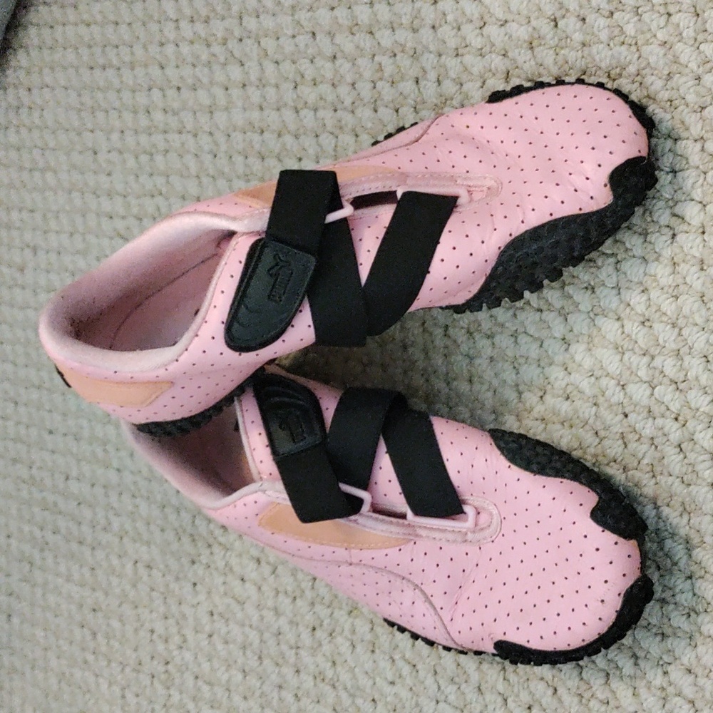 Puma Pink and Black Sneakers with Sporty Design - Picture 3 of 3